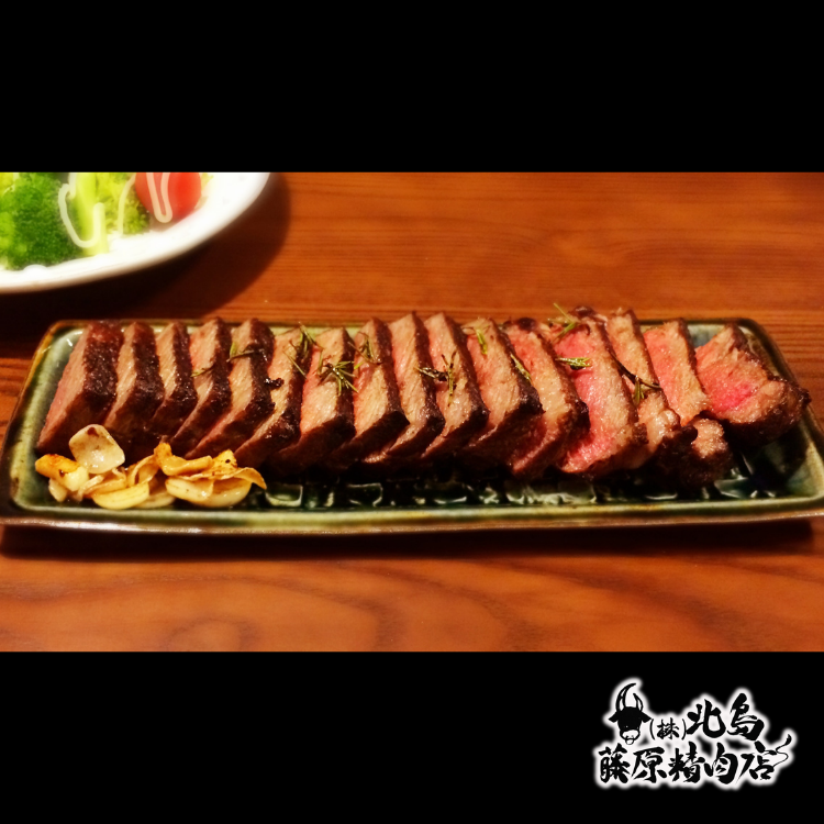 牛ロース200gと牛モモ200gのステーキセット。赤身の旨味と霜降りのコクを楽しめる一品。